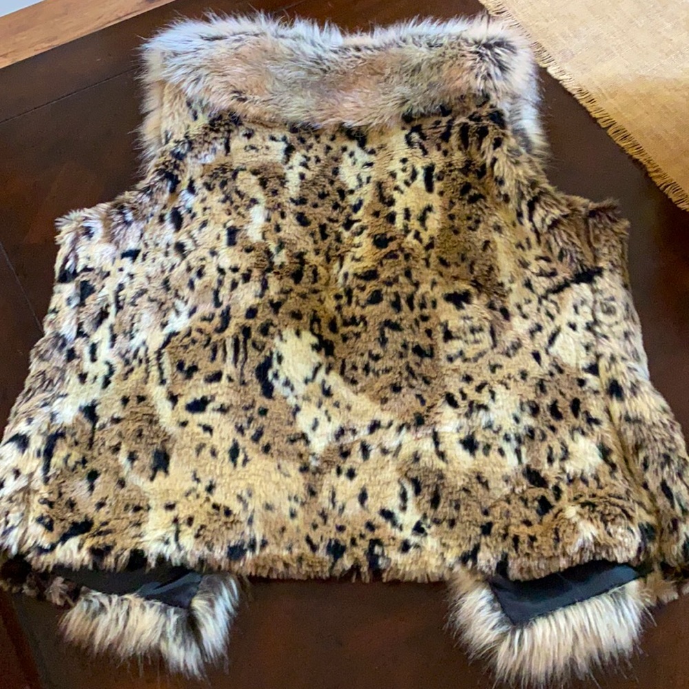 SOLD.        SOLD.   Sioni faux fur vest jacket - Picture 2 of 5